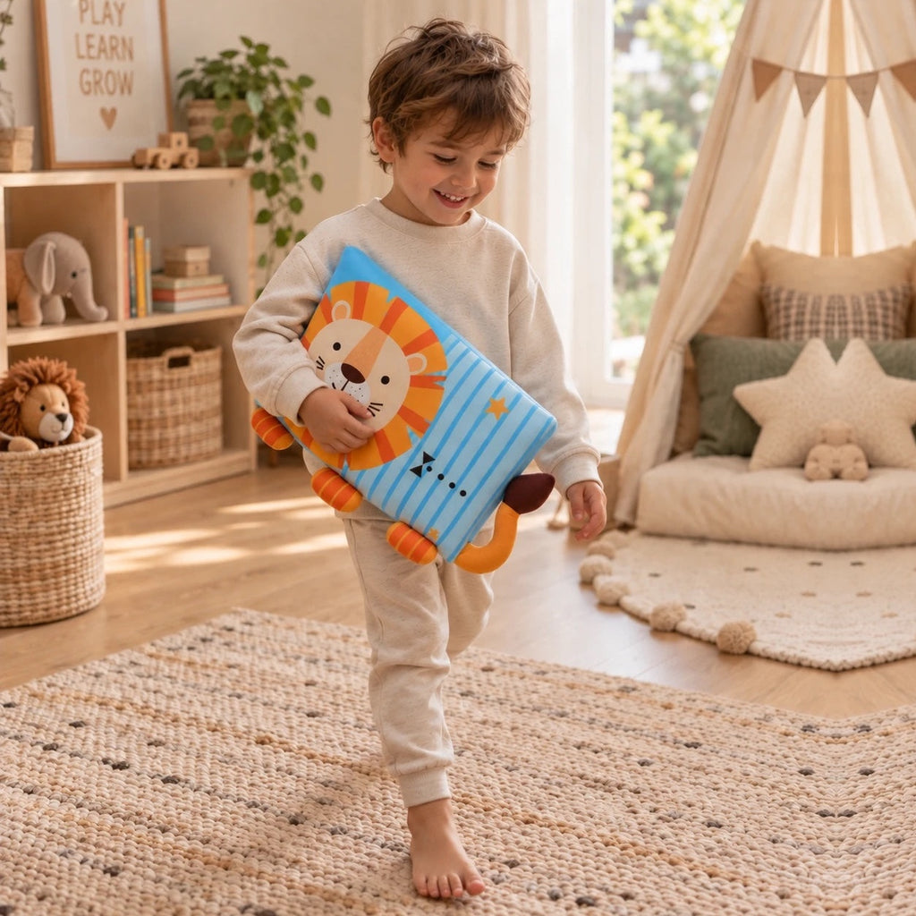 Un enfant souriant emporte son oreiller DREAMLION dans sa chambre